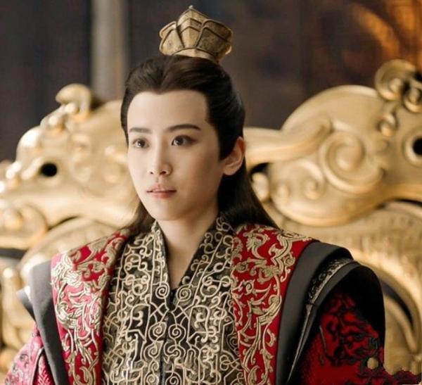 还记得《庆余年》中的战豆豆吗？她女装这么美？