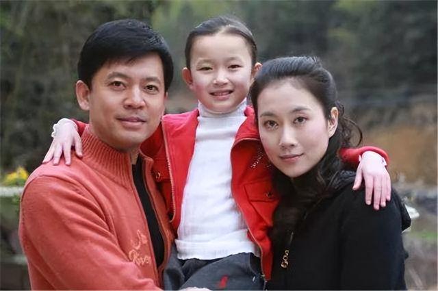 《亮剑》20年后,两位演员遗憾离世,漂亮的“秀芹”低调嫁人