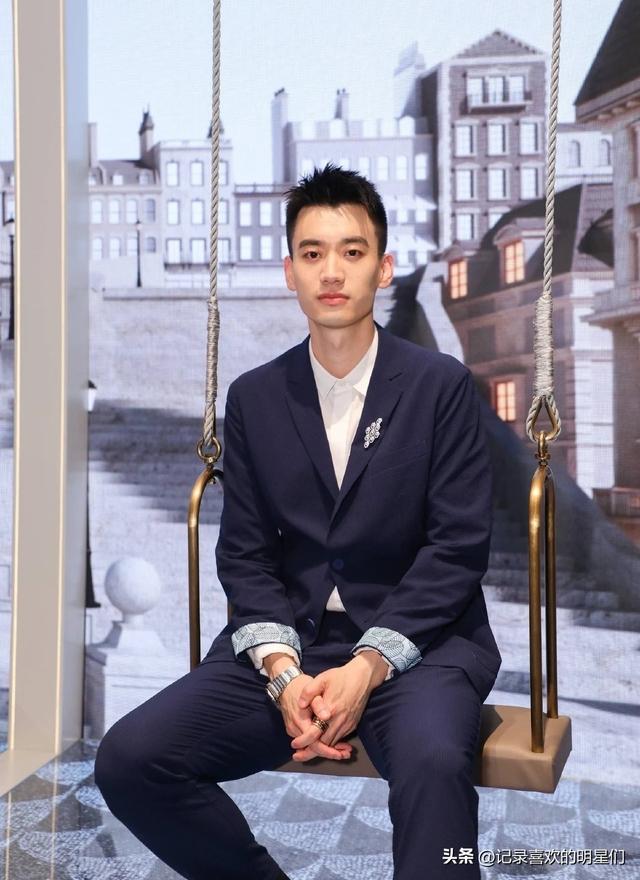 庞博的气质是阳光、干净、温暖、有趣。他是优秀的脱口秀演员!
