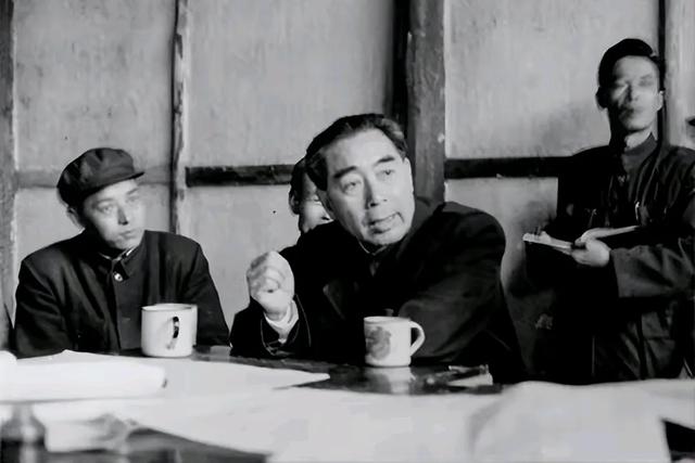 周总理正主持追悼会,忽听有人大喊:我回来了,周:追悼会取消