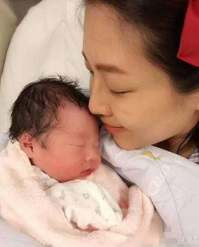 TVB花旦陈敏之产子 晒和爱子合影气色不错