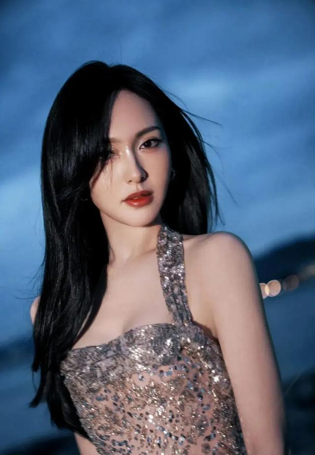 唐嫣坦白了,一袭抹胸高定礼裙,大号水蜜桃碧海明珠,佳人倩影