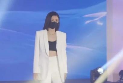 47岁贾静雯晒与女儿合照似姐妹，16岁大女儿颜值高，继承优良基因