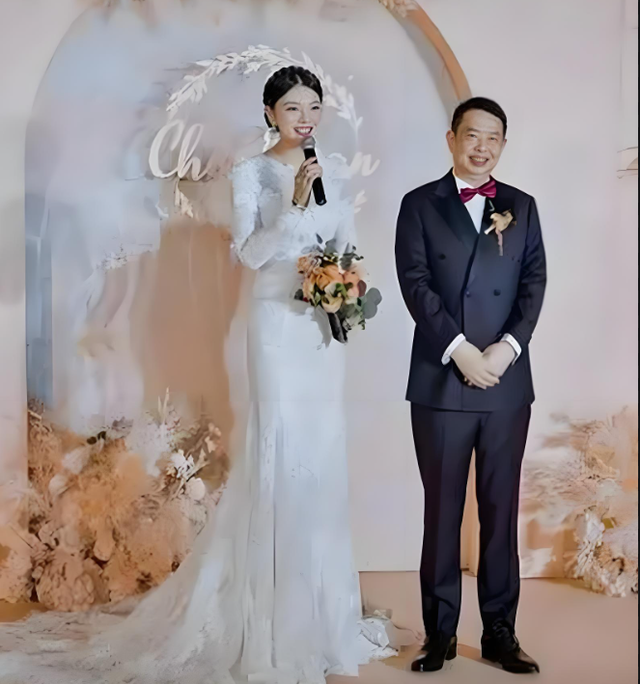 妻子病逝1年后娶小25岁娇妻,公司年入2934亿,坐拥2333吨金矿