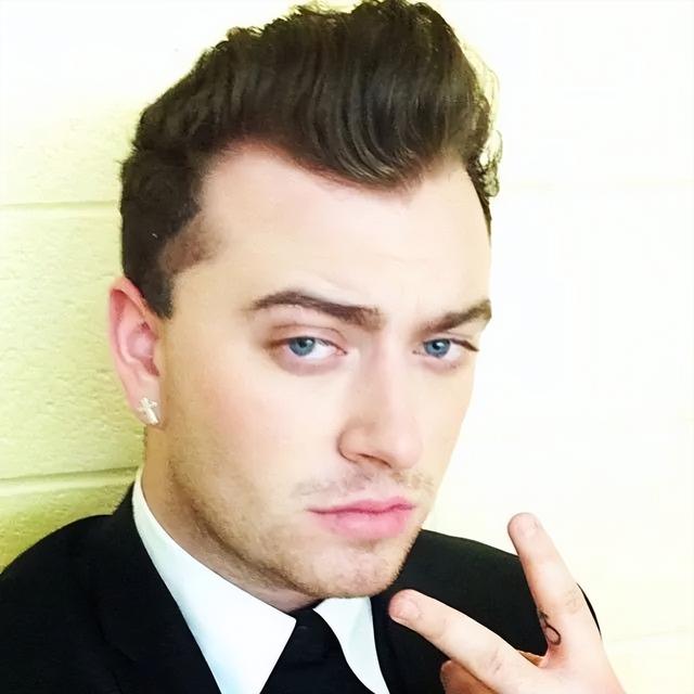 拥有风趣性格、完美身材和容貌的英国歌手 Sam Smith