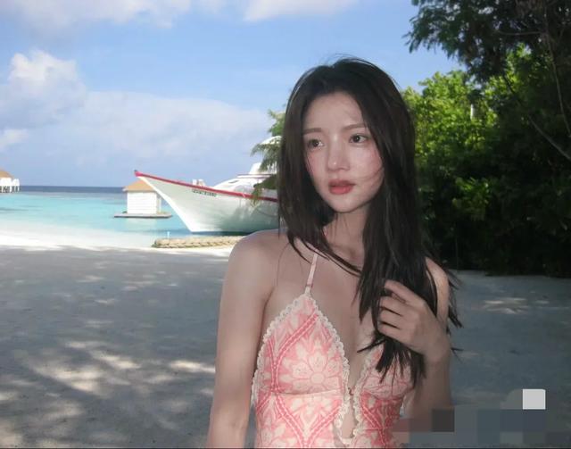 任敏晒海岛度假库存照,扑面而来的清新感,脸蛋甜美身材却很性感