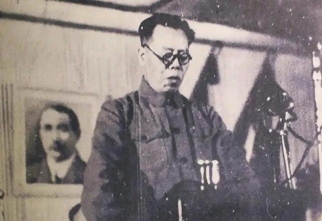 周总理正主持追悼会,忽听有人大喊:我回来了,周:追悼会取消
