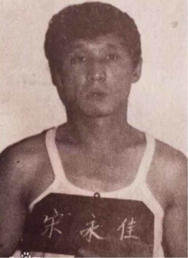“黑龙江黑帮教父”乔四:狠起来自断手指,被捕后妄想拿钱换命