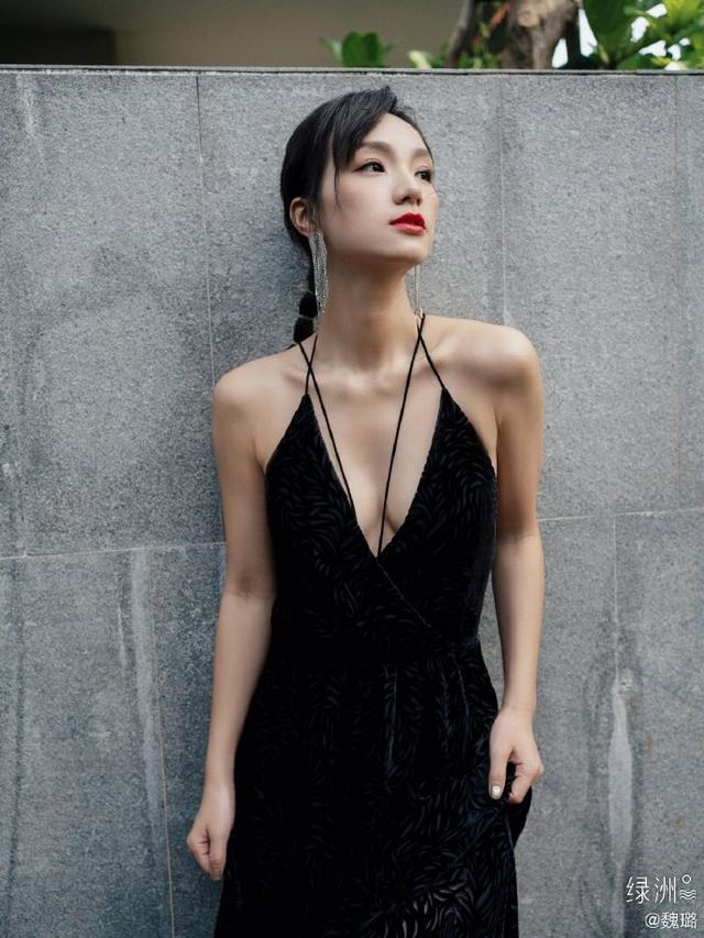 美女艺人魏璐：裸肩黑裙，亭亭玉立，性感红唇，微笑可人