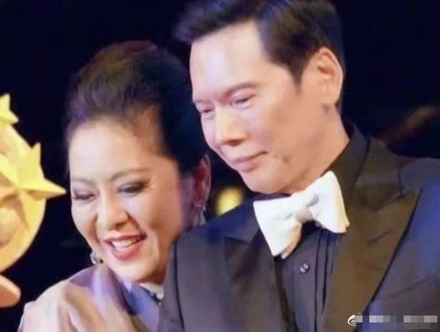 向华强72岁生日会大咖云集,打扮帅气显年轻,干儿子萧敬腾超贴心