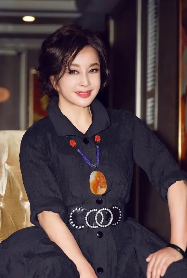 姜文老婆(刘晓庆为他离婚，掏空家产支持他的导演梦，为何姜文最终娶了周韵)