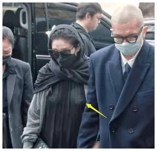 大S具俊晔参加伟忠哥女儿归宁宴,盛装打扮合影都手牵手,大S胖了