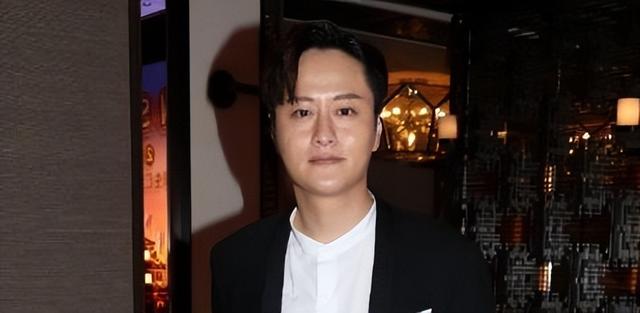 朱智贤分手后露面显憔悴，双眼浮肿像哭过，强挤笑容状态不佳
