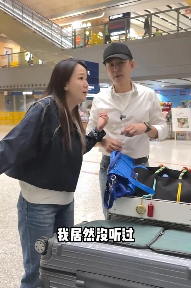 46岁王一楠携老公回昆明老家,父亲和姐姐罕见露面,高鑫全程贴心