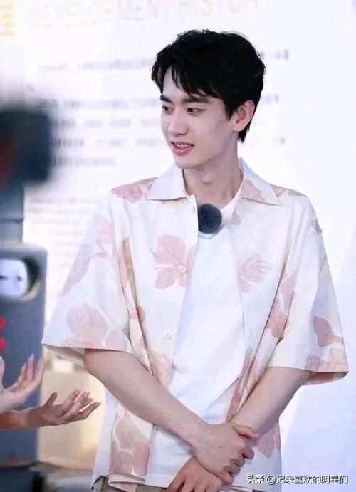 庞博的气质是阳光、干净、温暖、有趣。他是优秀的脱口秀演员!