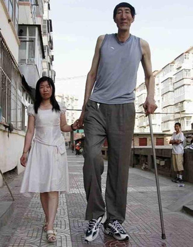 56岁娶妻,不顾医生反对强行生子,“巨人”鲍喜顺现在过得怎样?