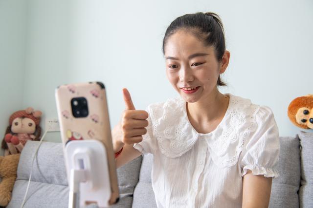 (新华全媒+)“90后”听障女孩谭婷:做点亮“无声世界”的“星星之火”