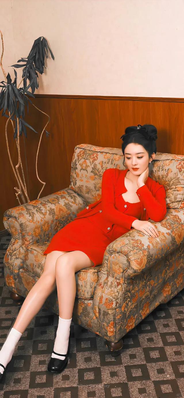 《赵丽颖红裙彩排春晚，手持“春”字，精彩表演值得期待》