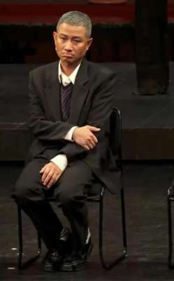 面容憔悴(演员文章啥情况？头发灰白面容憔悴，瞬间变成了老头子)