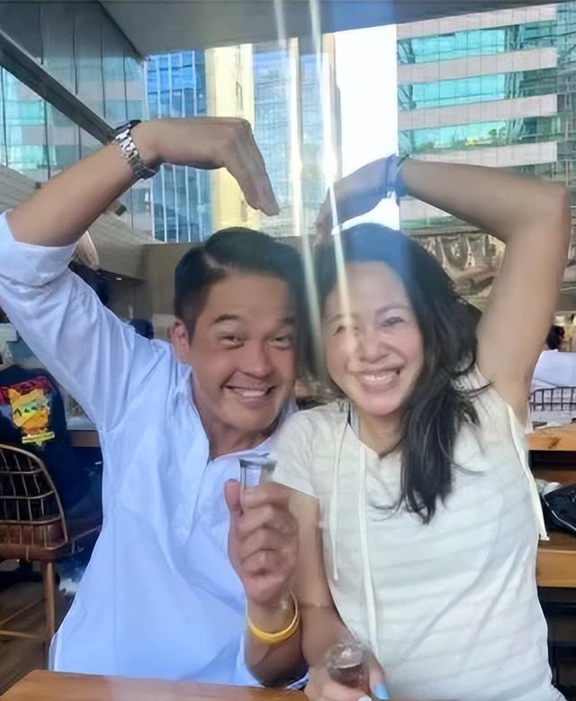 痛心疾首!郑启泰新婚离世,腹泻晕倒的真相为何?妻子怎样面对?