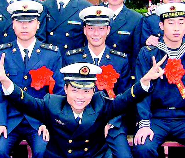 26岁军人浴火救44人,全身90%烧伤后被迫分手,意外收获最美爱情