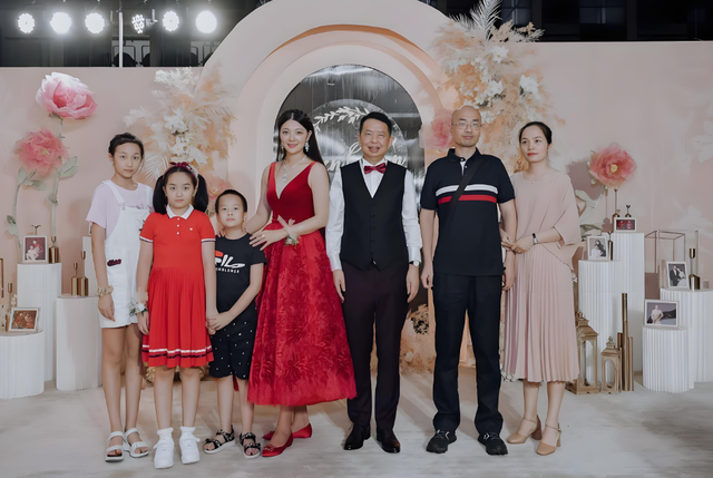 妻子病逝1年后娶小25岁娇妻,公司年入2934亿,坐拥2333吨金矿