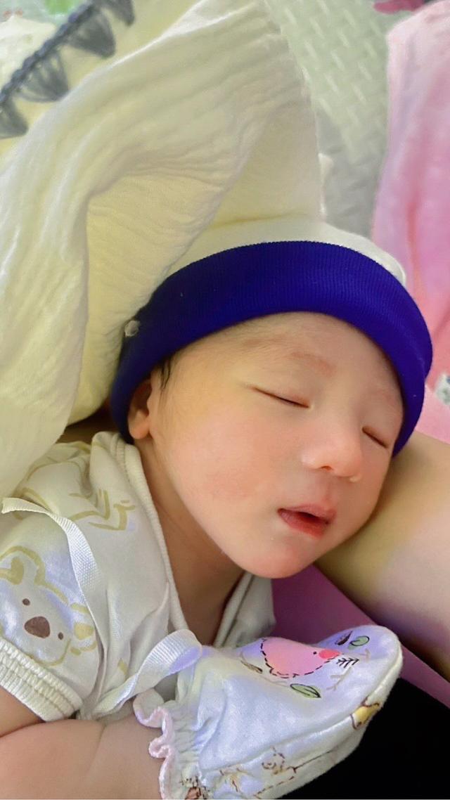 独/曾莞婷深夜突晒宝宝:家里新成员 网喊「哪时生的」本人回应