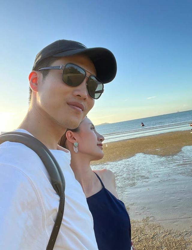 青春女星朱佳希分享海岛旅游写真,纯美泳装与男友深情激吻