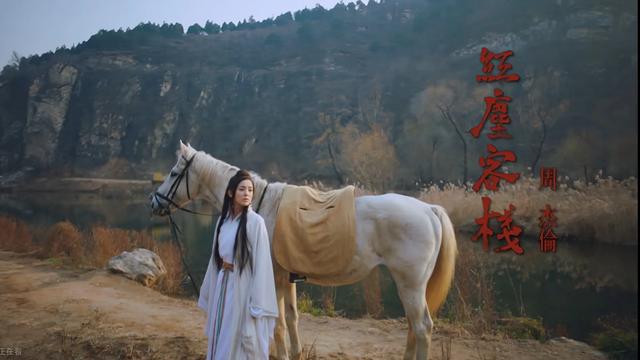 女明星们拍摄MV,个个大放异彩,而她出演的竟是人民日报出品
