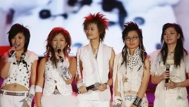 11年后再看何洁释小龙,她疑怀4胎又传婚变,他资产上亿娇妻在怀