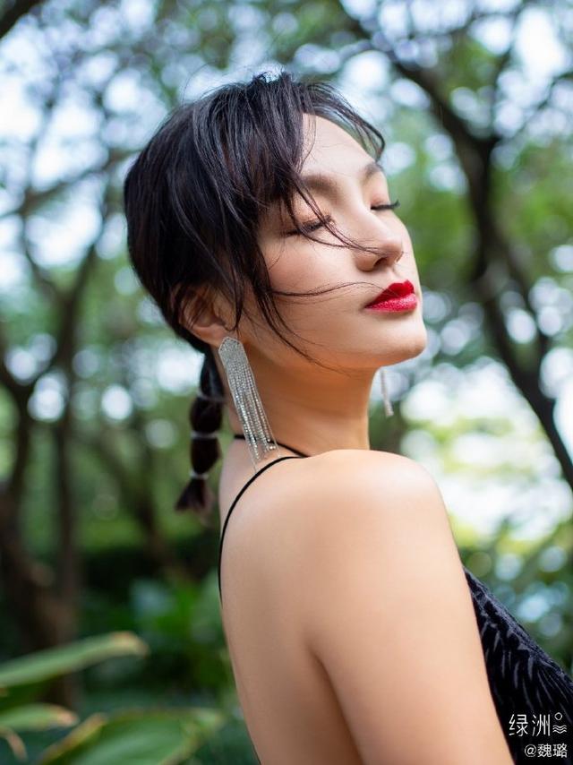 美女艺人魏璐：裸肩黑裙，亭亭玉立，性感红唇，微笑可人