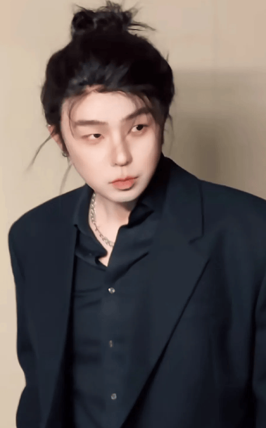 原创 杜海涛黑道少爷爆改妆遭网友调侃：海涛哥，你是不是吹口哨吹累了