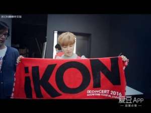 金振焕([iKON][新闻]160615 当销售员像金振焕这么可爱时，你会忍心不买吗？)