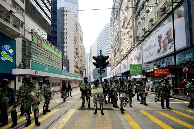 承压中的香港警察:以前太温顺,现在不过干了该干的事情