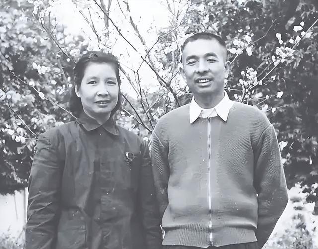 73年,曾志给毛主席写信:我是最早的红军,现在却没有一套军装