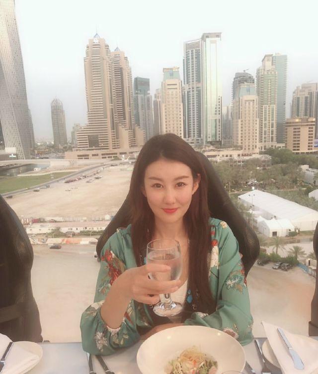 王宝强的魅力!小学学历却找个名校毕业的女友,不但漂亮还有钱