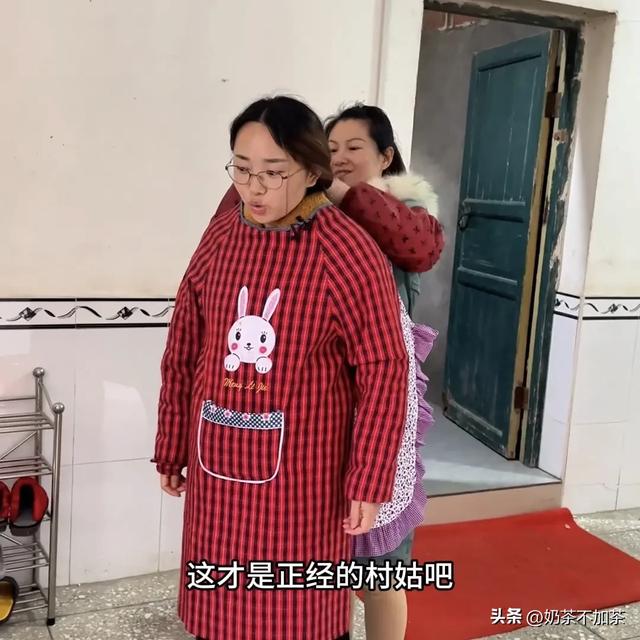小凤回村过年入乡随俗,一秒变村姑,冷眉蹬高跟鞋嫌弃小凤手脏