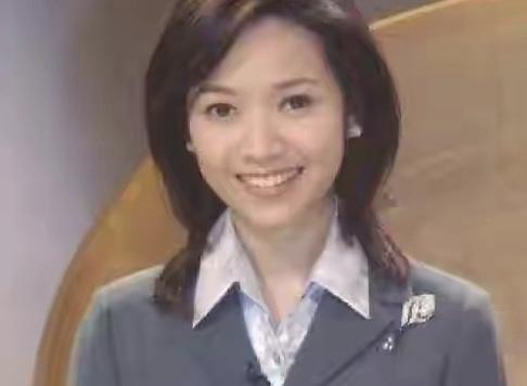 侯佩岑为富豪老公庆生,父子三人切蛋糕好温馨,却被网友说好小气