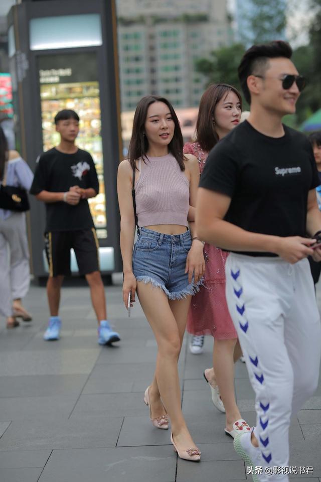 粉色小毛衣穿出高级感,优雅知性的美女很有镜头感