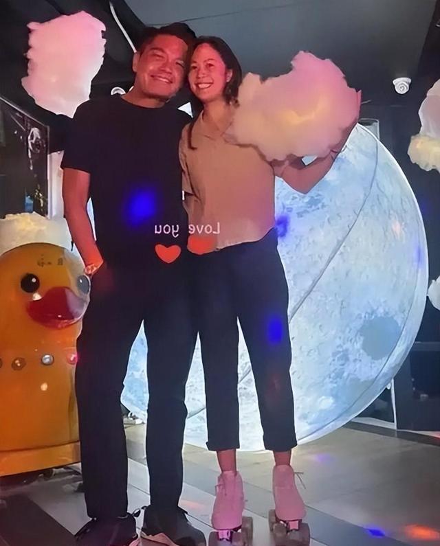 痛心疾首!郑启泰新婚离世,腹泻晕倒的真相为何?妻子怎样面对?