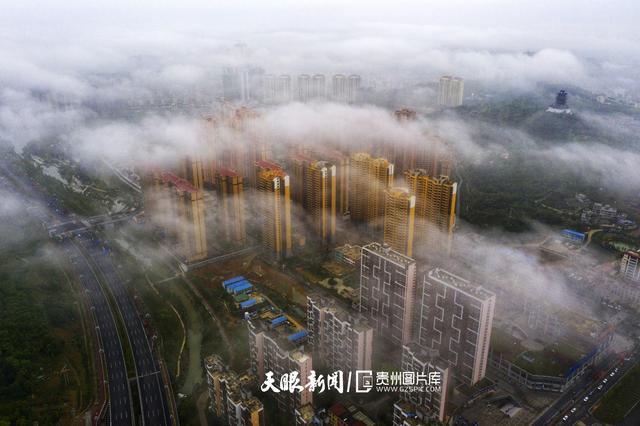 天青色等烟雨,而我在等你