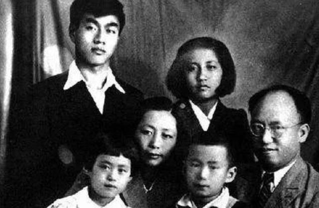 1949年,罗荣桓接前妻之女进京生活,林月琴大方送新皮袄给颜月娥