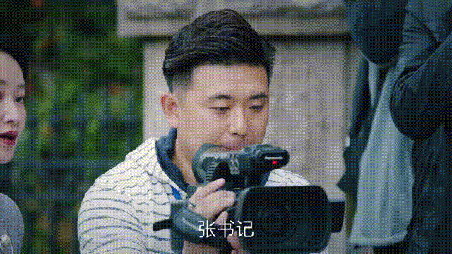 她来这部戏里念广告吗?