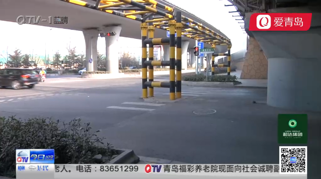 尴尬的斑马线!两边都是绿化带,路中还有障碍!该咋走?