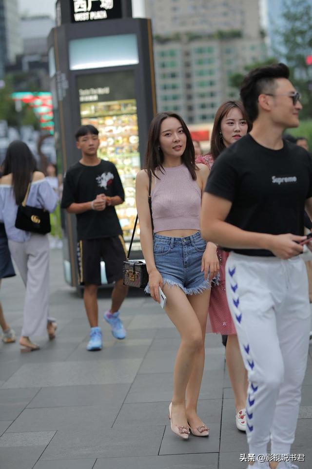 粉色小毛衣穿出高级感,优雅知性的美女很有镜头感