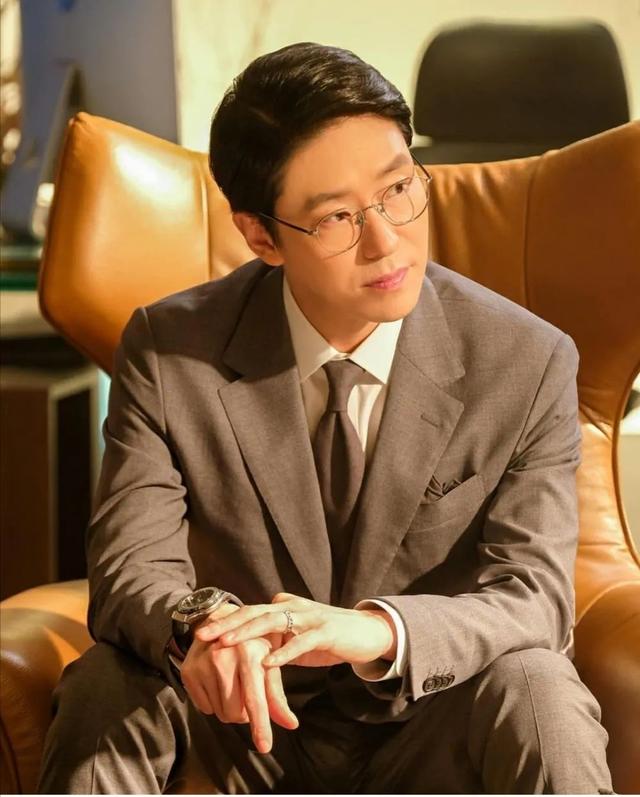 被《顶楼》男主严基俊圈得死死的,“反派专业户”再坏都可以