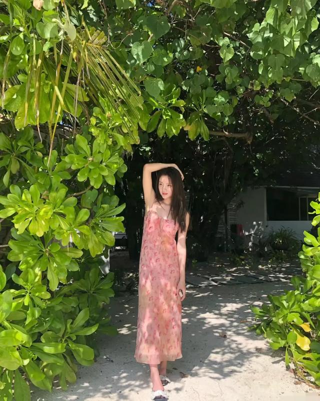 任敏晒海岛度假库存照,扑面而来的清新感,脸蛋甜美身材却很性感
