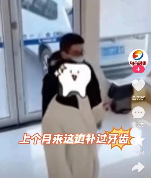 宋之馨分享和爸爸宋晓峰春晚合照,她颜值非常高,非常有爱的画面