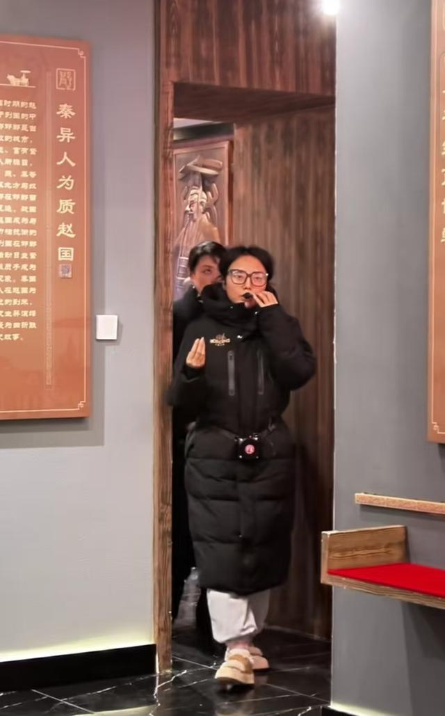 女子顶“鸡窝头”给周涛讲解火了,本人回应:认真营业无人问,一朝鸡窝天下知