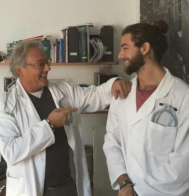 意大利猛男医生,外形酷似海王,脱下白大褂露出腹肌荷尔蒙爆棚